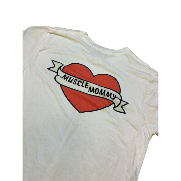 Muscle Mommy Women’s Funny Graphic T-Shirt White Red Heart Print Size Medium - Picture 2 of 2